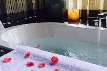 上海青浦区水疗池中的失重冥想：当身体学会漂浮